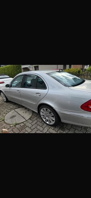 Gebraucht Mercedes E220 Avantgarde 150 PS (110 kW) 2003 Silber Limousine