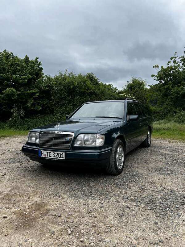 Grün Gebraucht 1995 Mercedes E200 Kombi | 11.800 € - Bild 1/4