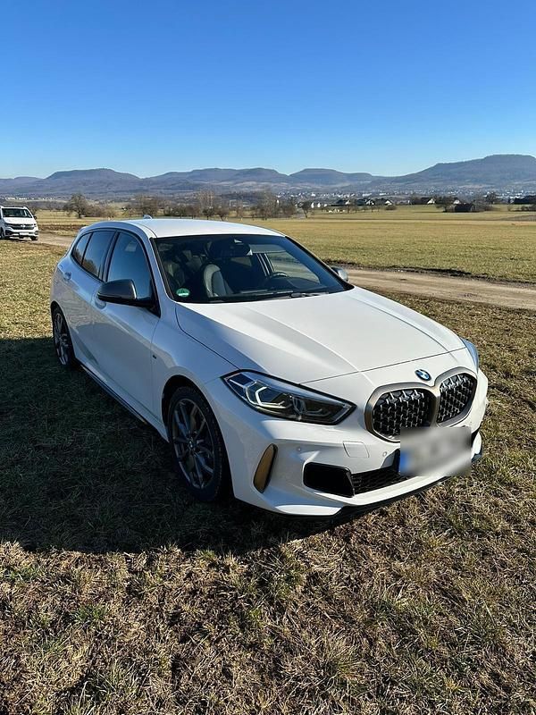 Weiß Gebraucht 2020 BMW M135 Kleinwagen | 28.500 € (Superpreis) - Bild 1/4