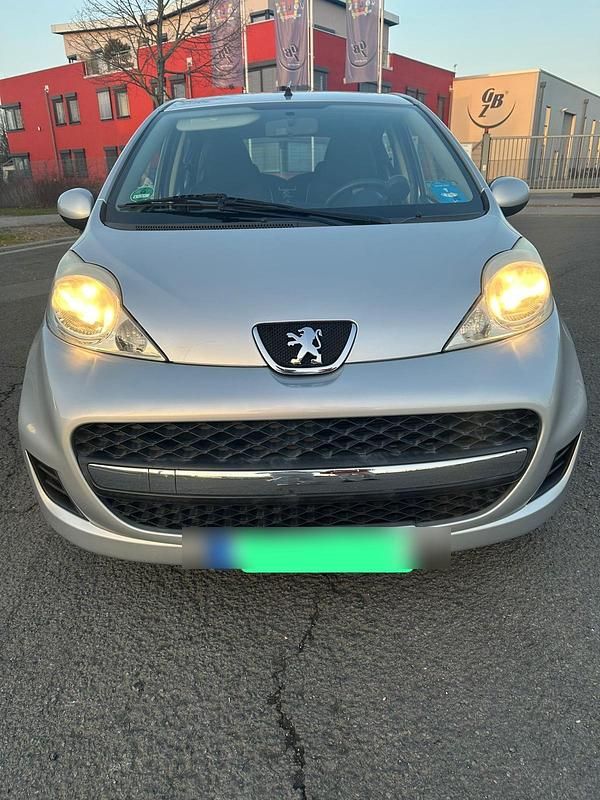 Gebraucht Peugeot 107 68 PS (50 kW) 2009 Silber Kleinwagen
