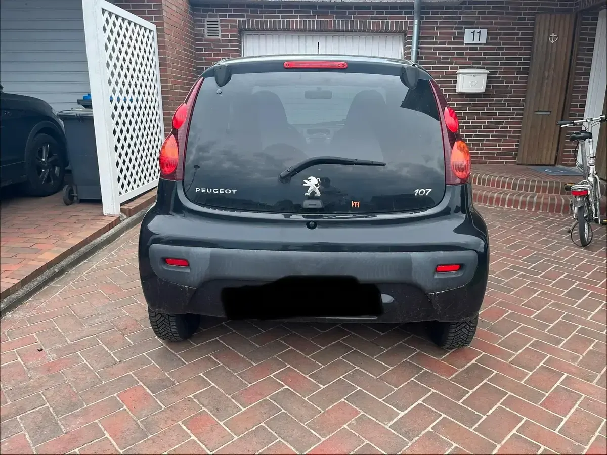 Gebraucht Peugeot 107 68 PS (50 kW) 2013 Schwarz Kleinwagen