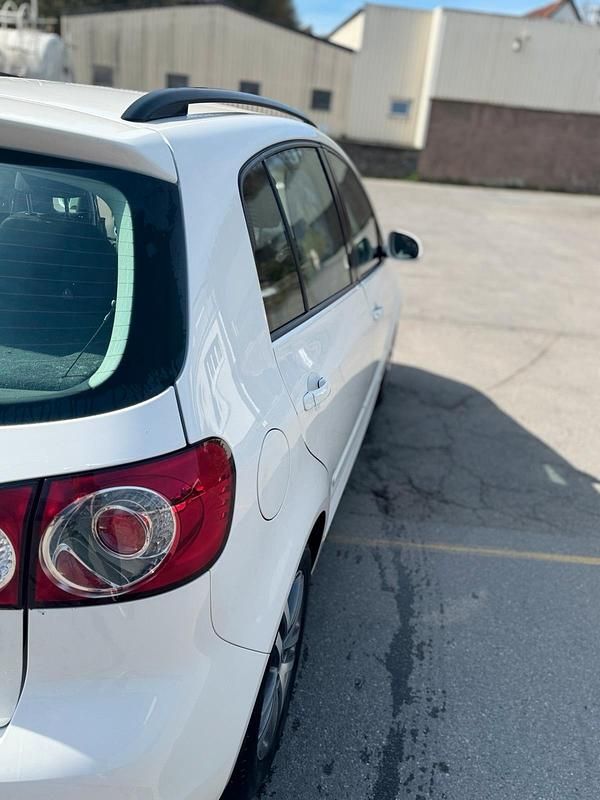 Second-hand VW Golf 105 CP (77 kW) 2010 Alb Monovolum