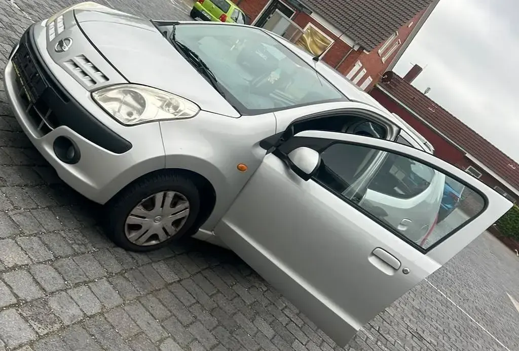 Gebraucht Nissan Pixo Acenta 68 PS (50 kW) 2010 Silber Kleinwagen