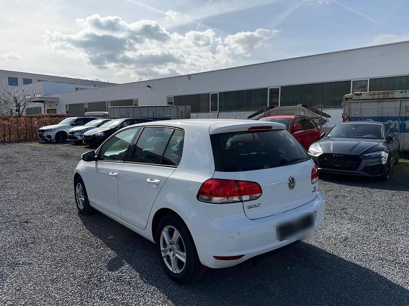 Gebraucht VW Golf VI 105 PS (77 kW) 2011 Weiß Kleinwagen