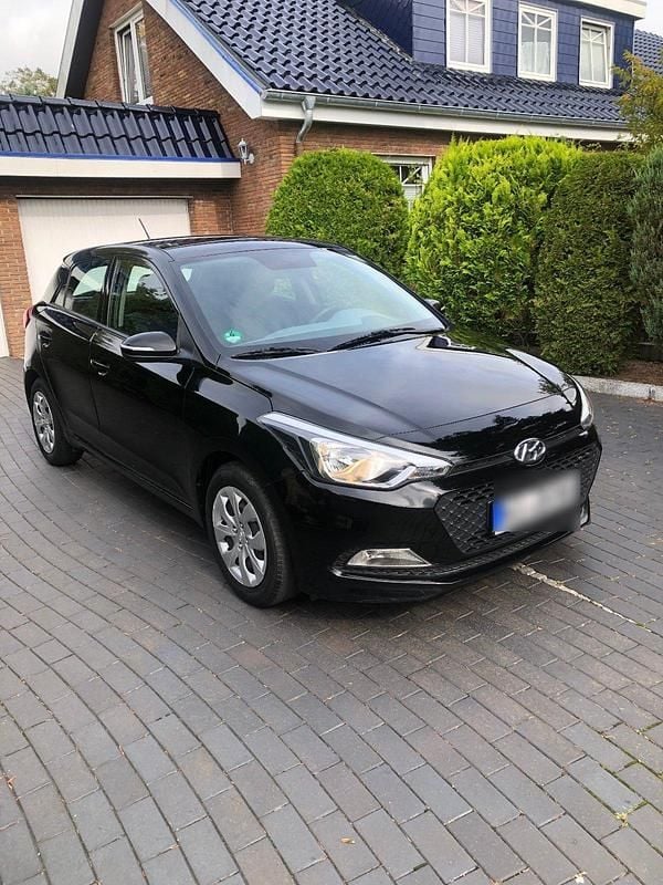 Schwarz Gebraucht 2017 Hyundai i20 Limousine | 7.900 € (Guter Preis) - Bild 1/4