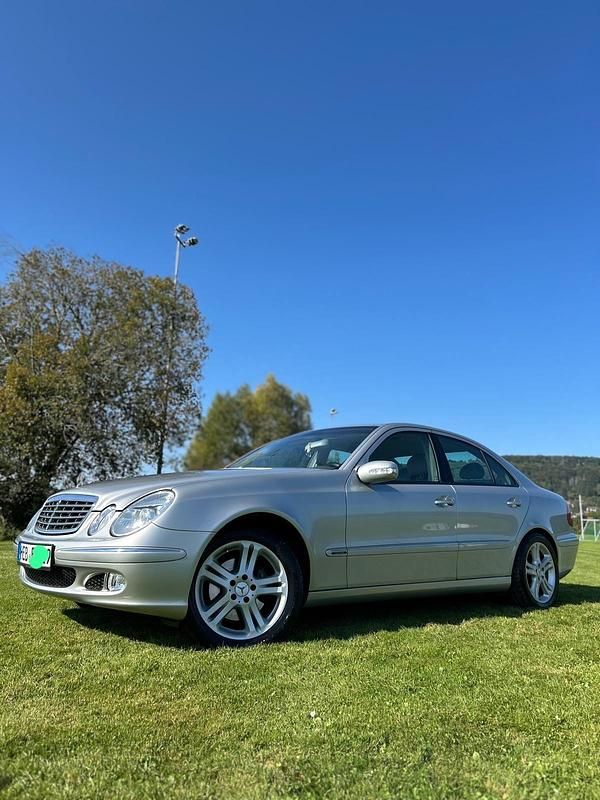 Silber Gebraucht 2002 Mercedes E320 Limousine | 5.999 € (Fairer Preis) - Bild 1/4