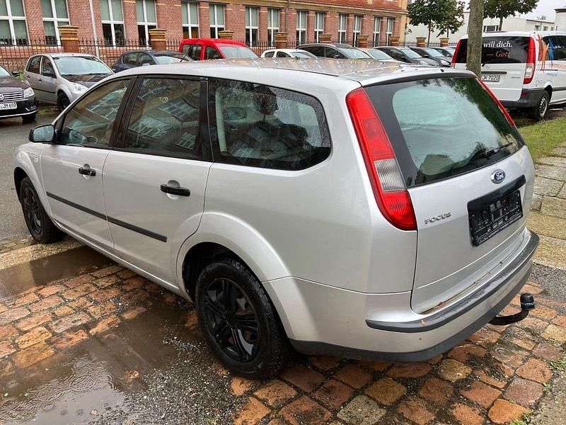 Gebraucht Ford Focus Trend 101 PS (74 kW) 2005 Silber Kombi