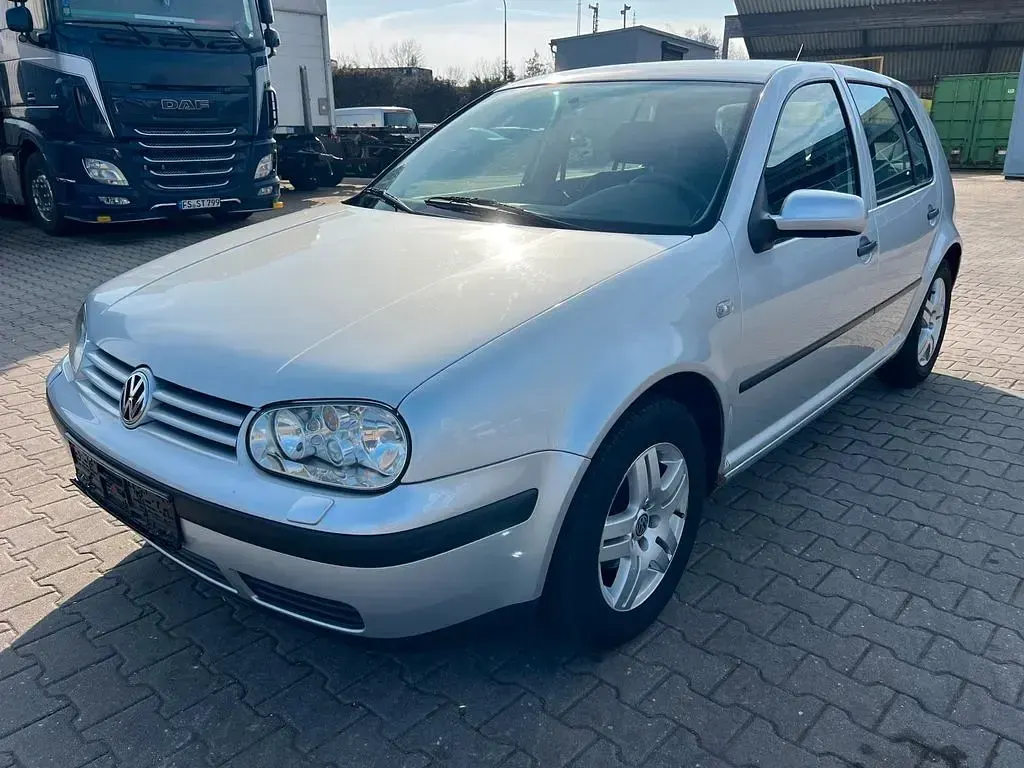 Second-hand VW Golf IV 75 CP (55 kW) 2001 Argintiu Berlinǎ