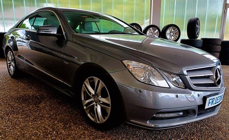 Silber Gebraucht 2011 Mercedes E200 Elegance Coupé | 7.900 € (Guter Preis) - Bild 1/4