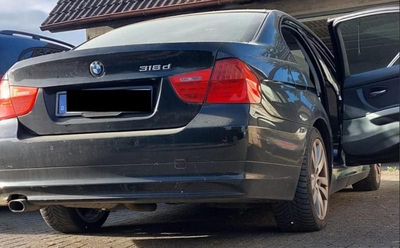 Schwarz Gebraucht 2010 BMW 318 Limousine | 6.417 € (Fairer Preis) - Bild 1/4