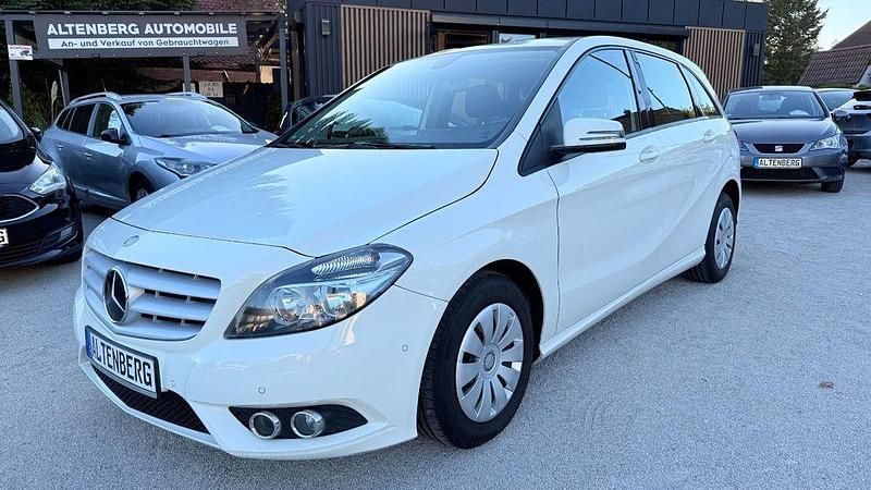 Weiß Gebraucht 2014 Mercedes B180 Van / Kleinbus | 6.900 € (Fairer Preis) - Bild 1/4