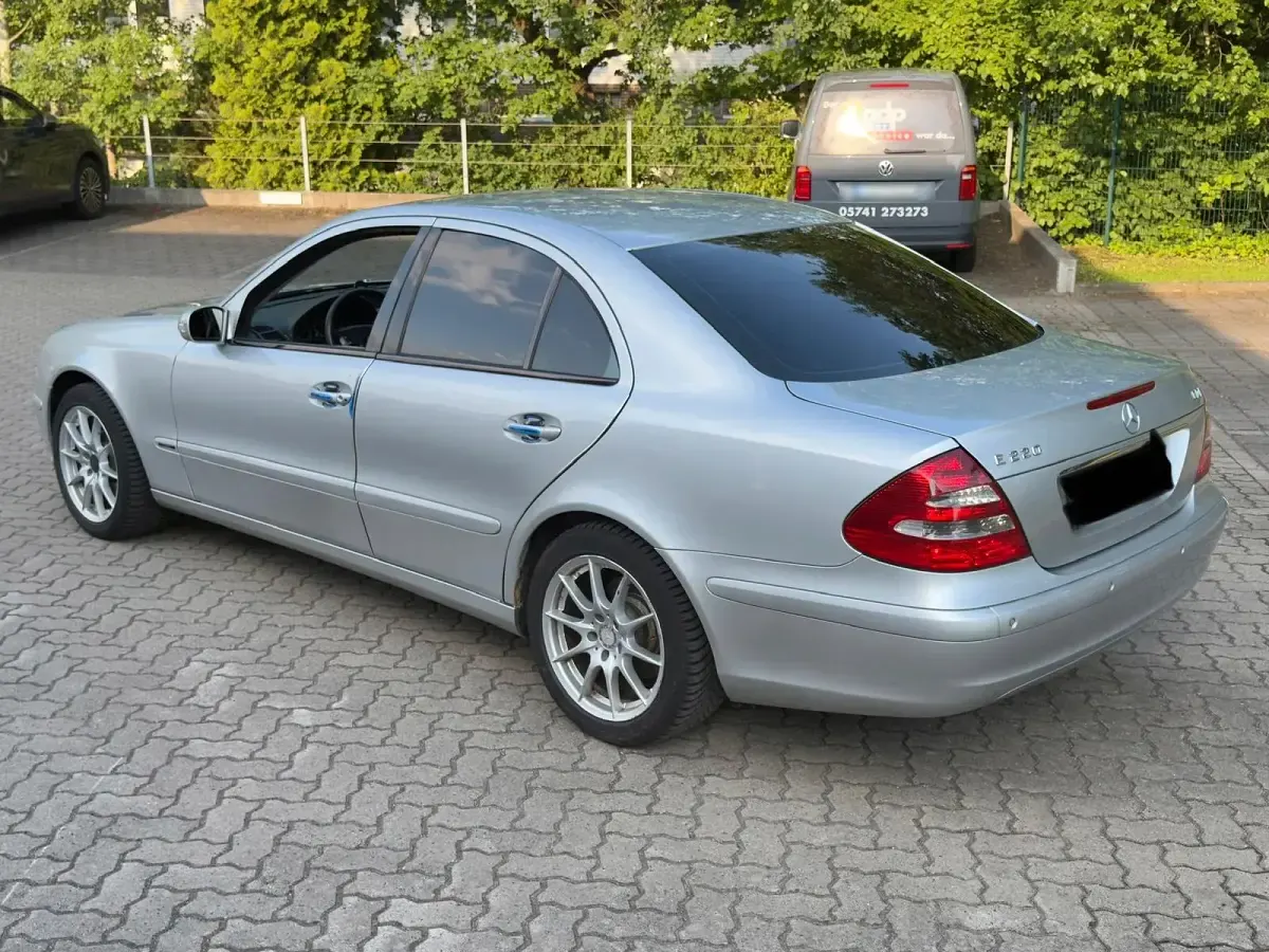 Gebraucht Mercedes E220 150 PS (110 kW) 2002 Silber Limousine