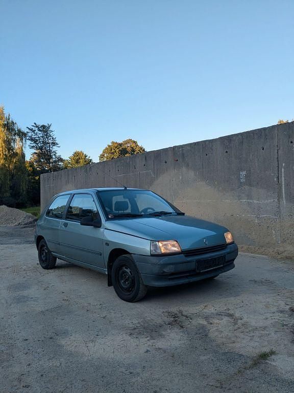Grün Gebraucht 1992 Renault Clio Limousine | 1.450 € - Bild 1/4