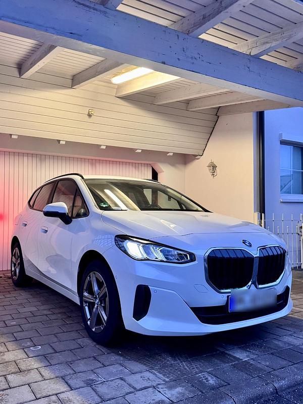 Weiß Gebraucht 2022 BMW 220 Shadowline Kombi | 25.499 € (Guter Preis) - Bild 1/4