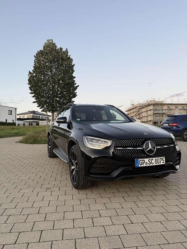 Schwarz Gebraucht 2020 Mercedes GLC300e AMG line SUV | 37.000 € (Fairer Preis) - Bild 1/4
