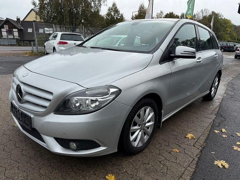 Silber Gebraucht 2012 Mercedes B180 Van / Kleinbus | 7.900 € (Fairer Preis) - Bild 1/4