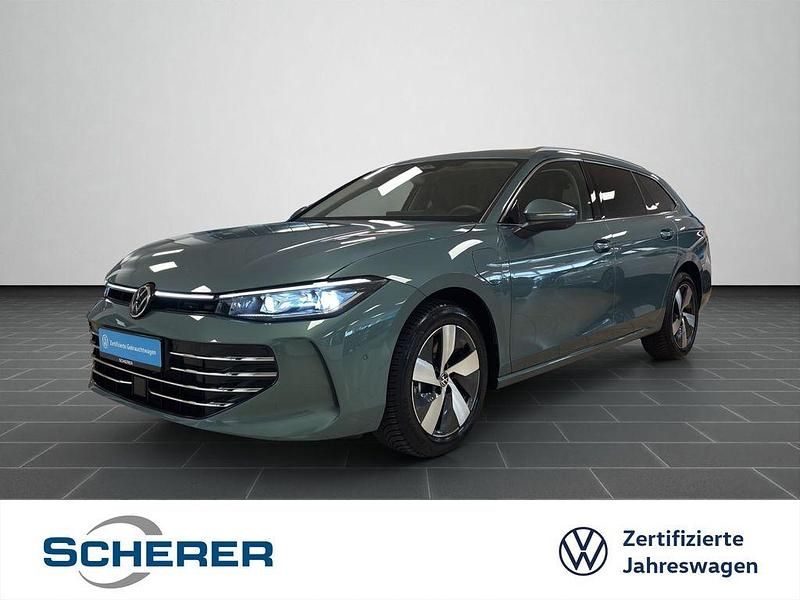 Maripositgrün metallic (metallic) Gebraucht 2025 VW Passat Elegance Kombi | 44.400 € (Superpreis) - Bild 1/4