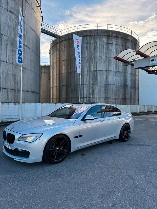 Grau Gebraucht 2011 BMW 740 M Sport Limousine | 18.000 € (Teuer) - Bild 1/4