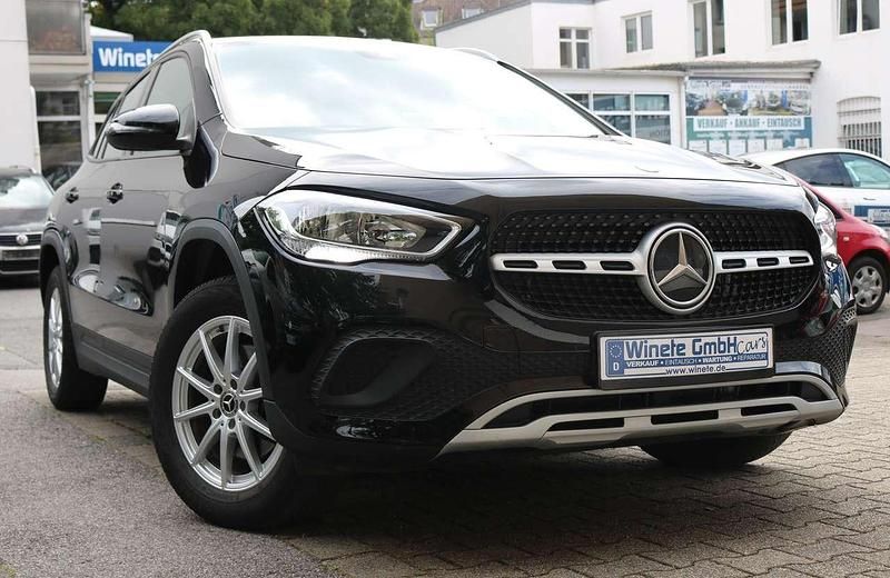 Nachtschwarz unilack Gebraucht 2021 Mercedes GLA200 SUV | 26.490 € (Superpreis) - Bild 1/4