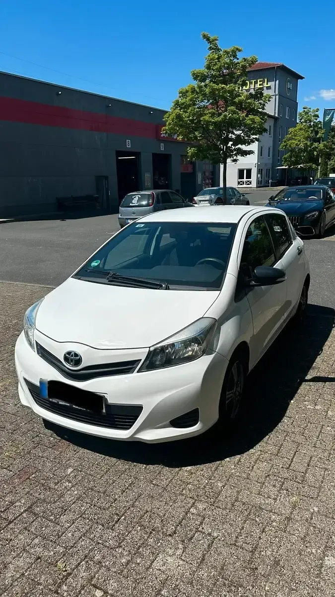 Gebraucht Toyota Yaris 69 PS (50 kW) 2013 Weiß Kleinwagen