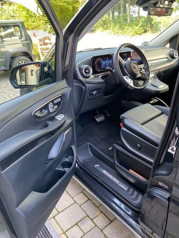 Grau Gebraucht 2025 Mercedes V300 Avantgarde Van / Kleinbus | 94.500 € (Teuer) - Bild 1/4