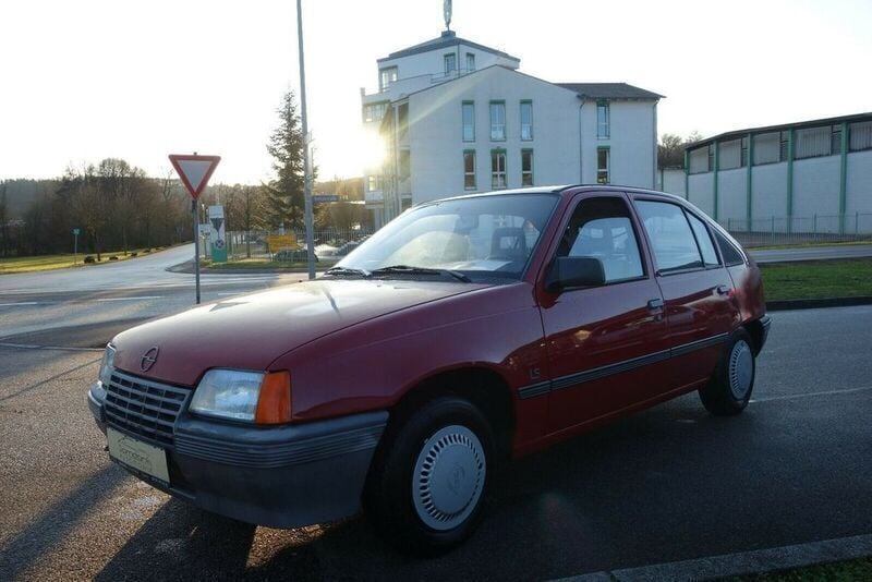 Rot Gebraucht 1988 Opel Kadett Limousine | 2.650 € - Bild 1/4