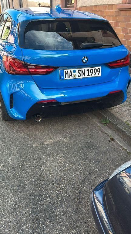 Blau Gebraucht 2021 BMW 118 M Sport Kleinwagen | 22.999 € (Fairer Preis) - Bild 1/4