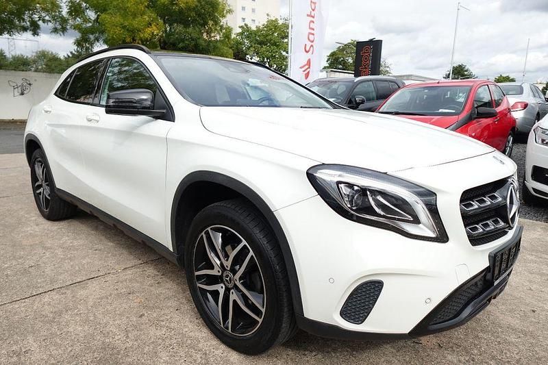 Weiß Gebraucht 2017 Mercedes GLA200 SUV | 16.490 € (Guter Preis) - Bild 1/4