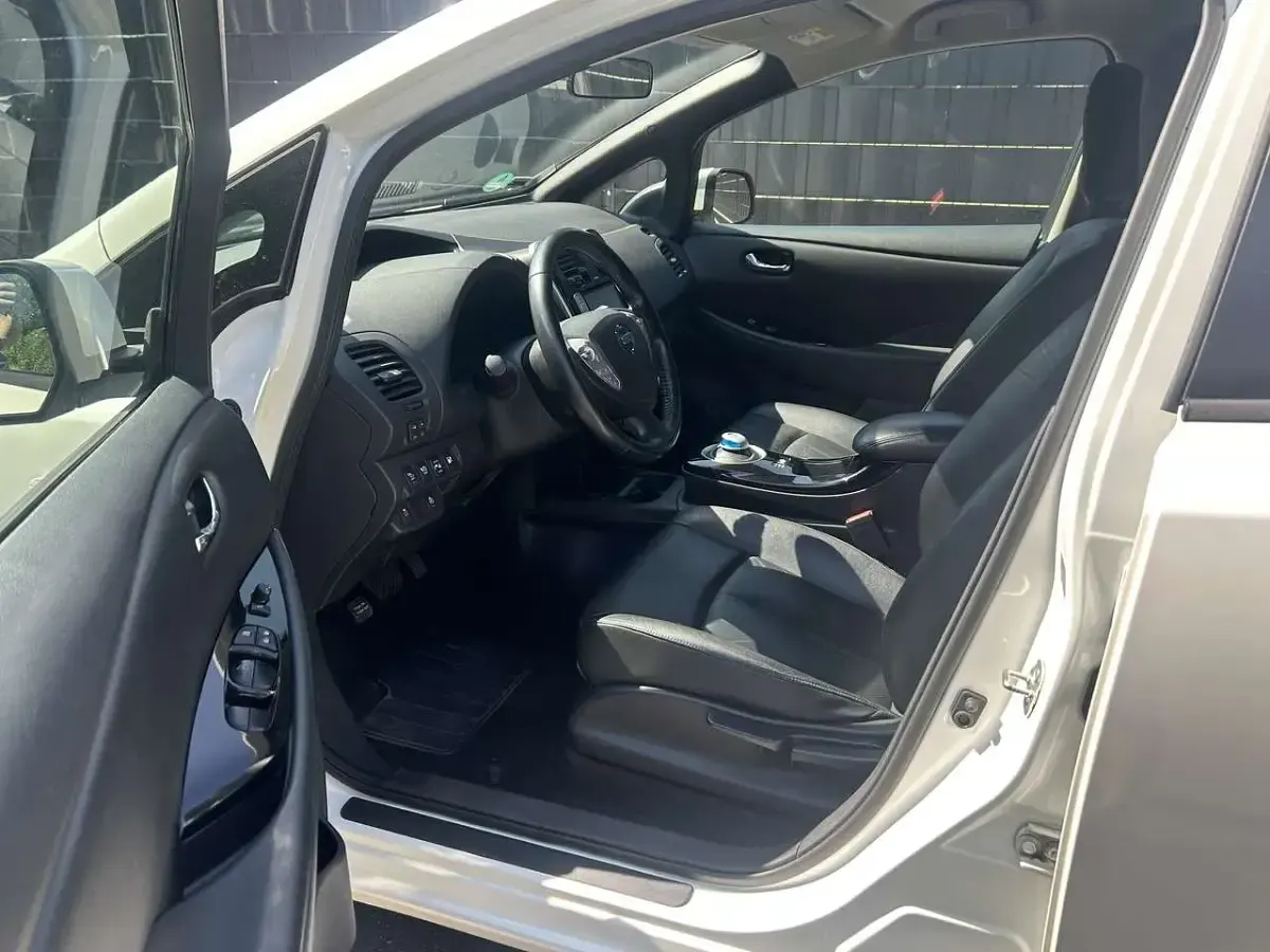 Gebraucht Nissan Leaf Tekna 80 kW (109 PS) 2013 Weiß Kleinwagen