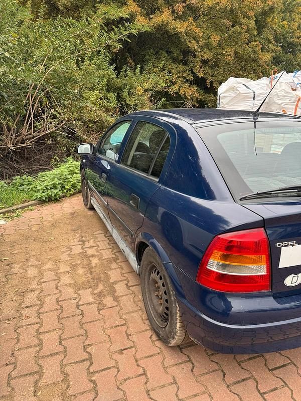 Blau Gebraucht 2000 Opel Astra Limousine | 1.600 € (Fairer Preis) - Bild 1/4