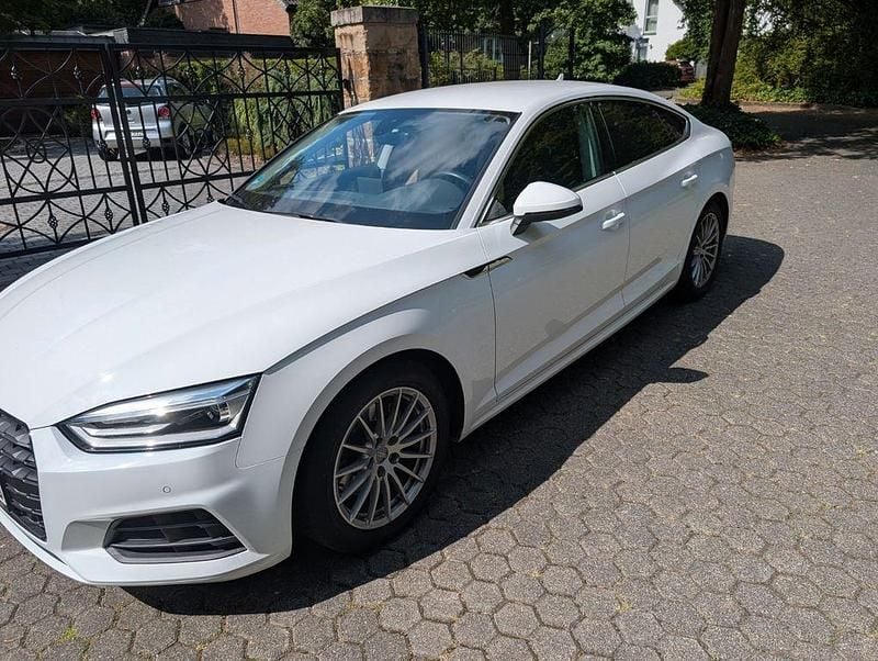 Weiß Gebraucht 2018 Audi A5 Sportback Performance Limousine | 19.999 € (Superpreis) - Bild 1/4
