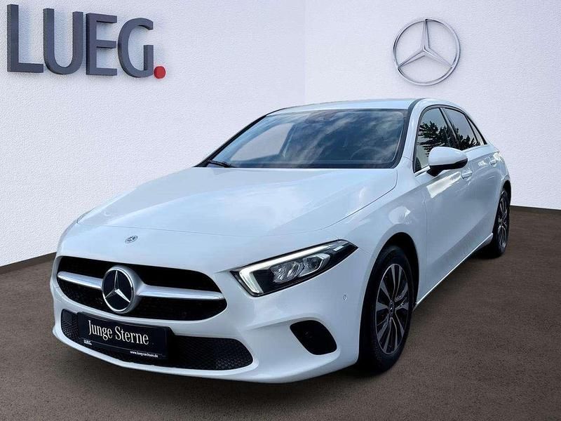 Unilack polarweiß Gebraucht 2022 Mercedes A180 Limousine | 24.900 € (Fairer Preis) - Bild 1/4