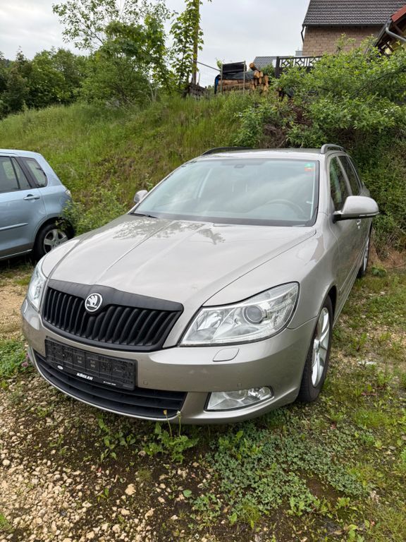 Beige Gebraucht 2012 Skoda Octavia Elegance Kombi | 2.300 € (Superpreis) - Bild 1/4