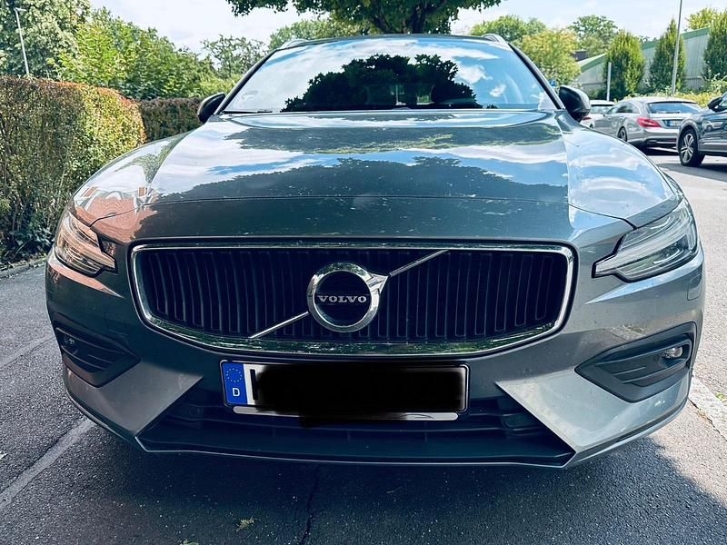 Silber Gebraucht 2018 Volvo V60 Kombi | 26.000 € (Teuer) - Bild 1/4