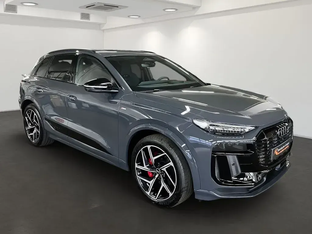 Neu Audi Q6 e-tron Performance 225 kW (306 PS) 2026 Grau SUV