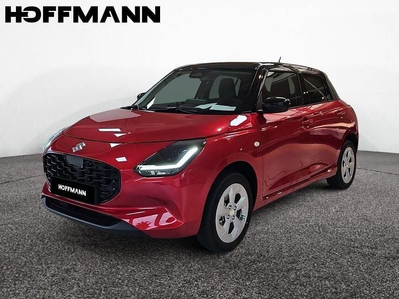 Burning red/ black pearl met Neu 2025 Suzuki Swift Comfort Limousine | 23.429 € - Bild 1/4