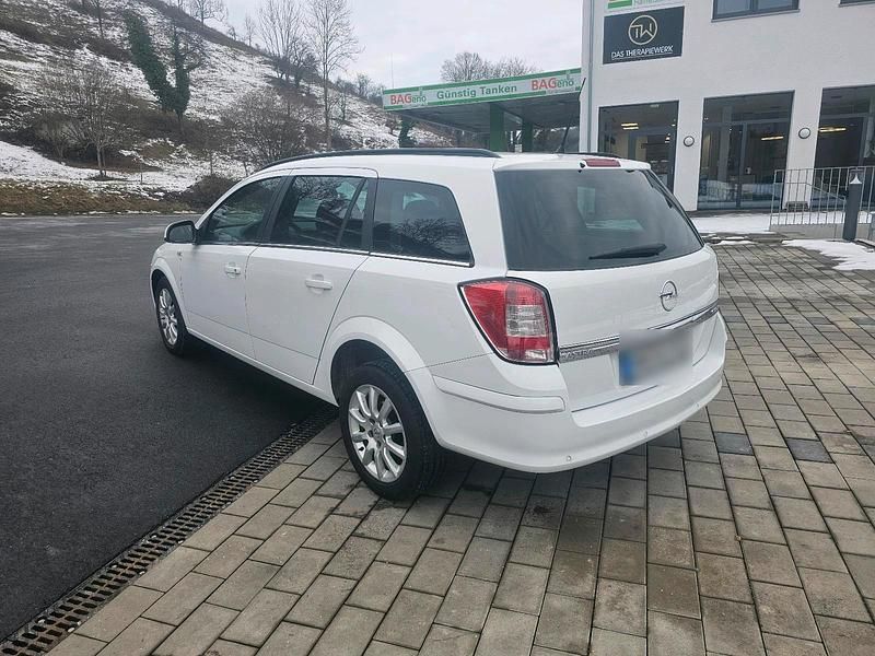 Gebraucht Opel Astra Edition 110 PS (80 kW) 2010 Weiß Kombi