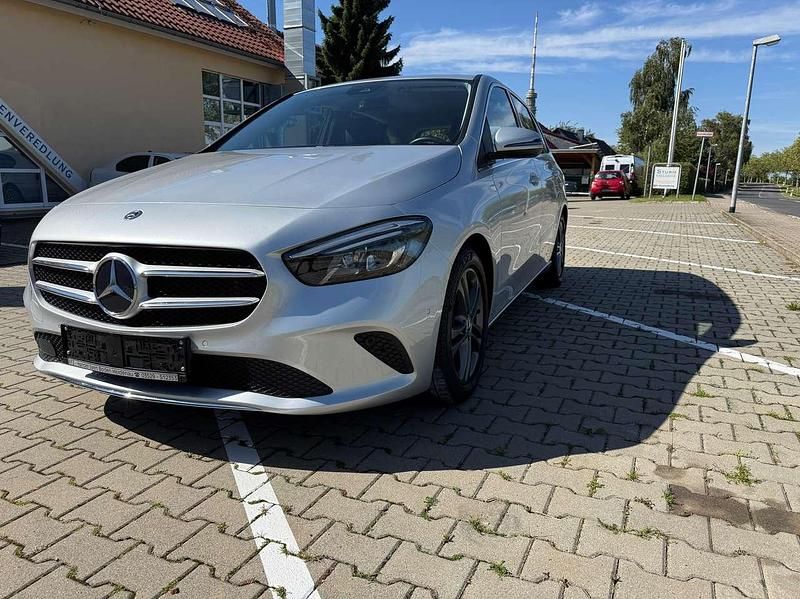 Iridiumsilber Gebraucht 2019 Mercedes B220 Van / Kleinbus | 22.959 € (Fairer Preis) - Bild 1/4