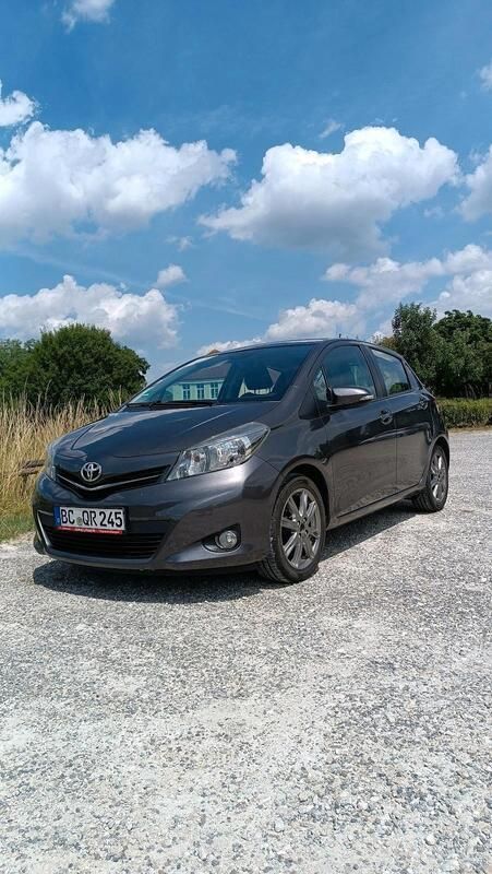 Grau Gebraucht 2011 Toyota Yaris Kleinwagen | 7.499 € (Teuer) - Bild 1/4