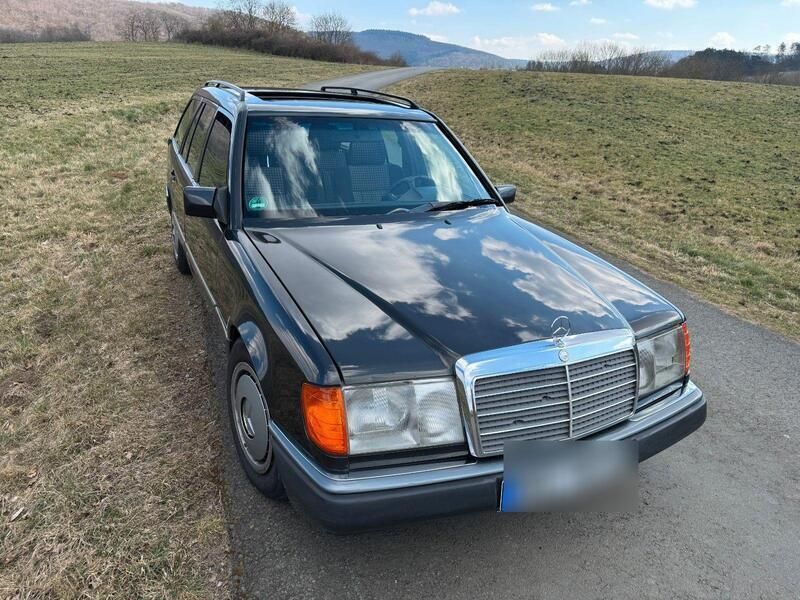 Schwarz Gebraucht 1992 Mercedes E230 Kombi | 4.124 € - Bild 1/4