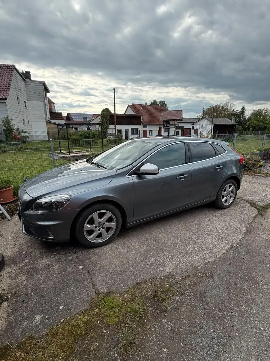 Gebraucht Volvo V40 120 PS (88 kW) 2016 Grau Limousine