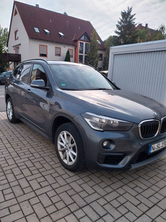 Grau Gebraucht 2017 BMW X1 Advantage SUV | 15.899 € (Fairer Preis) - Bild 1/4
