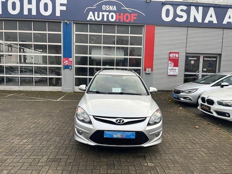 Silber Gebraucht 2011 Hyundai i30 Classic Kombi | 1.999 € (Guter Preis) - Bild 1/4