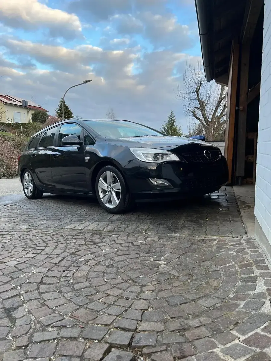 Gebraucht Opel Astra 140 PS (102 kW) 2012 Schwarz Kombi