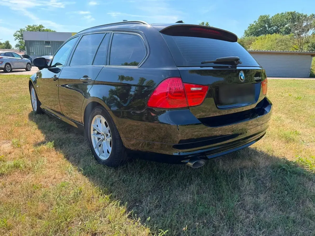 Gebraucht BMW 320 184 PS (135 kW) 2012 Schwarz Kombi
