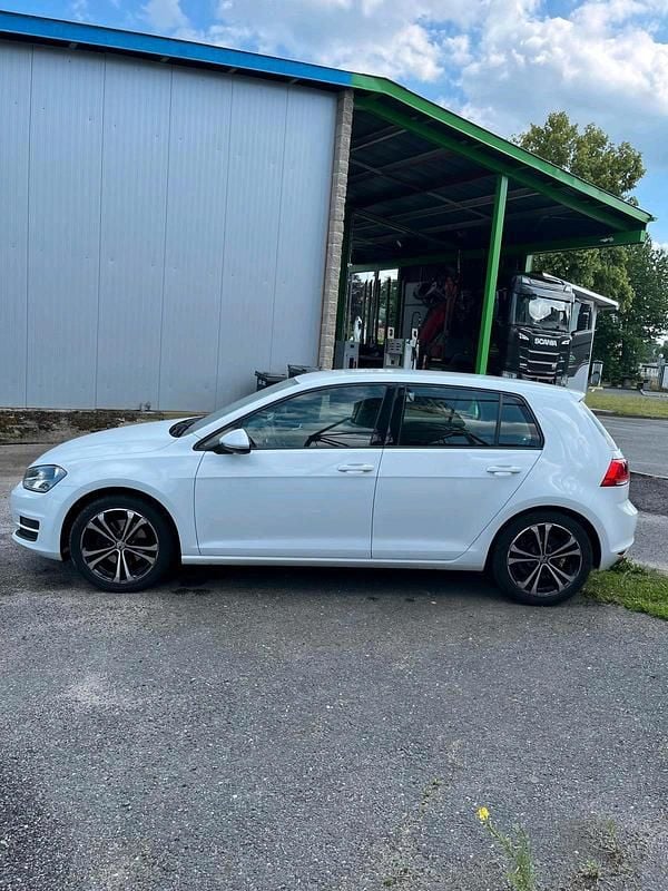Gebraucht VW Golf VII 105 PS (77 kW) 2014 Weiß Kleinwagen