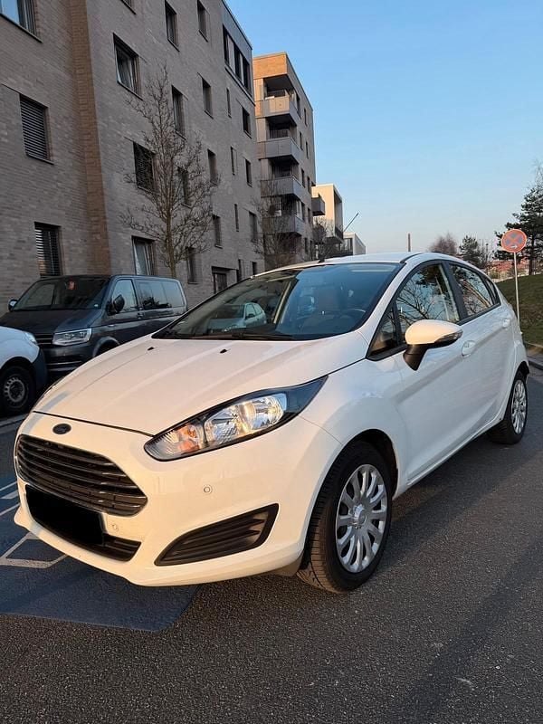 Gebraucht Ford Fiesta Trend 82 PS (60 kW) 2013 Weiß Kleinwagen