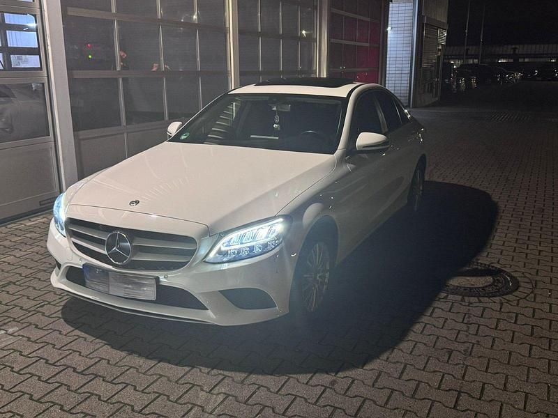 Weiß Gebraucht 2019 Mercedes C200 Limousine | 25.000 € (Teuer) - Bild 1/4