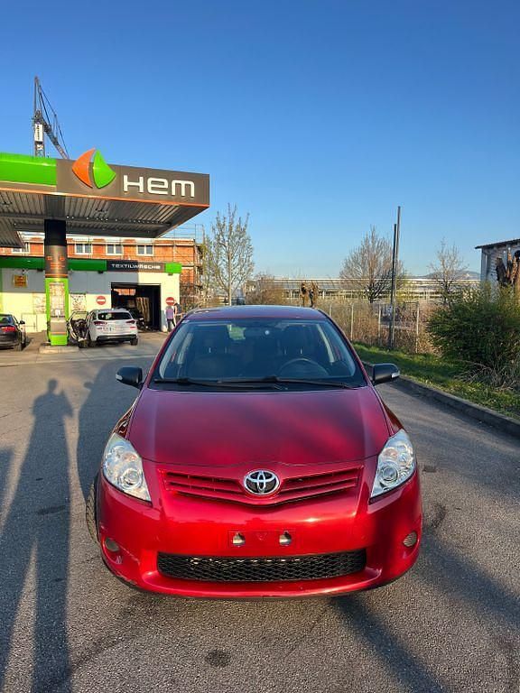 Gebraucht Toyota Auris Basis 90 PS (66 kW) 2011 Rot Kleinwagen