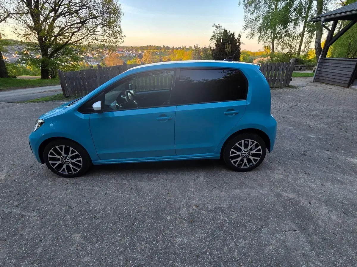 Używany VW e-up! Style 61 kW (83 KM) 2020 Niebieski Hatchback